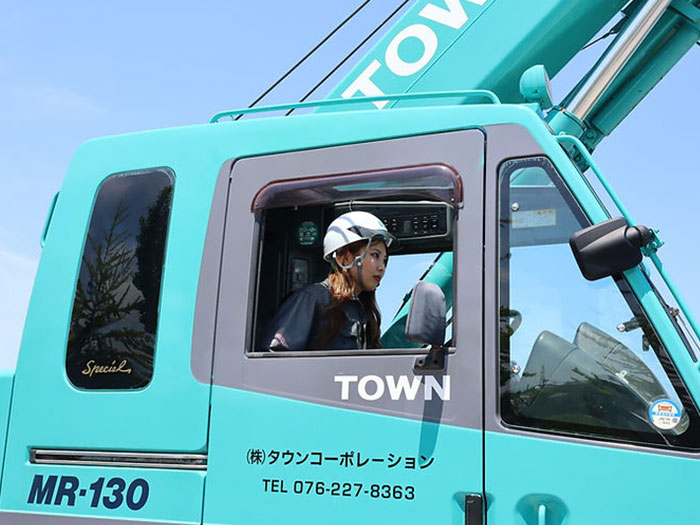 クレーンと警備を一括対応